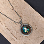 Collar con colgante giratorio con icono de Jesús, San Benito y la Virgen María, estilo retro