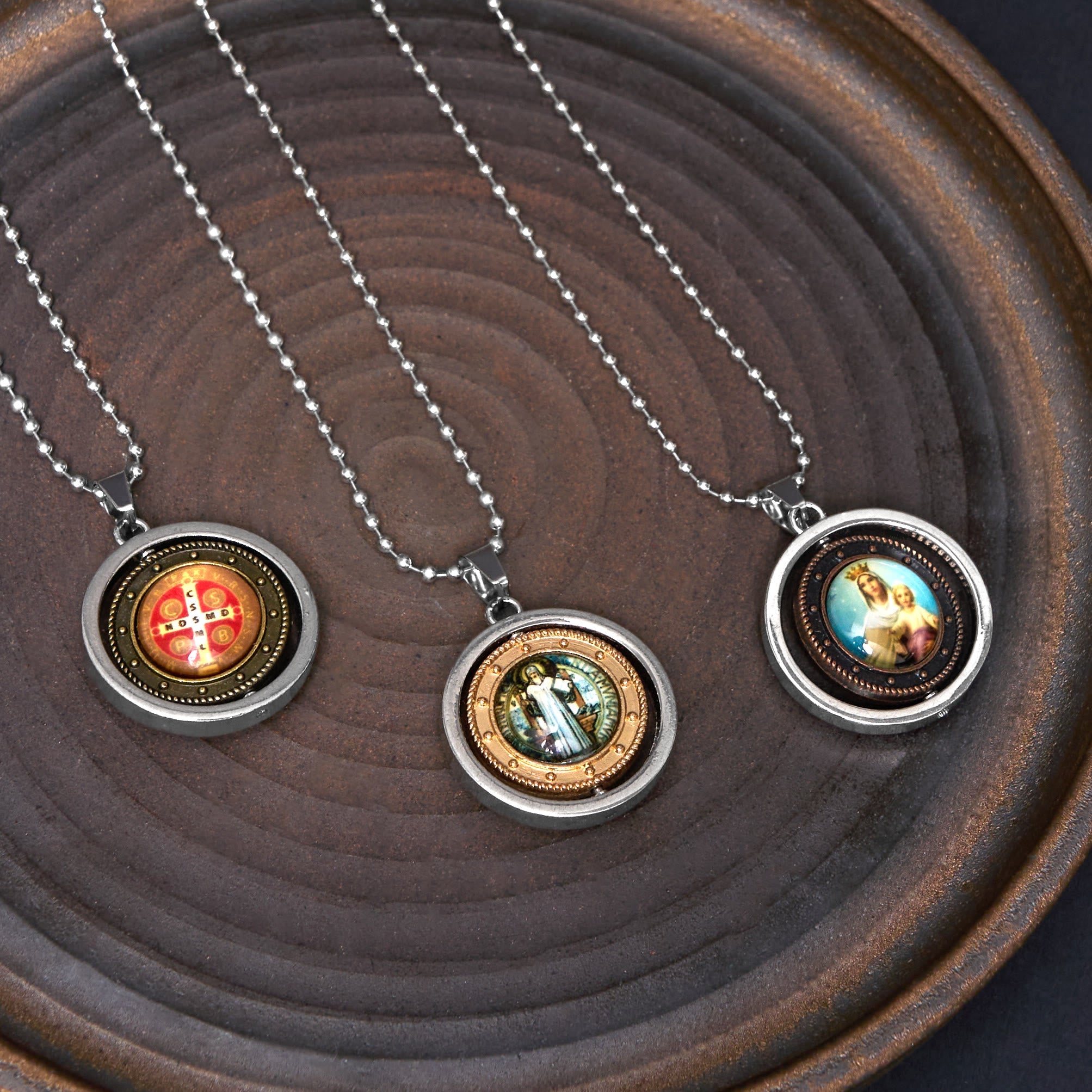 Collar con colgante giratorio con icono de Jesús, San Benito y la Virgen María, estilo retro