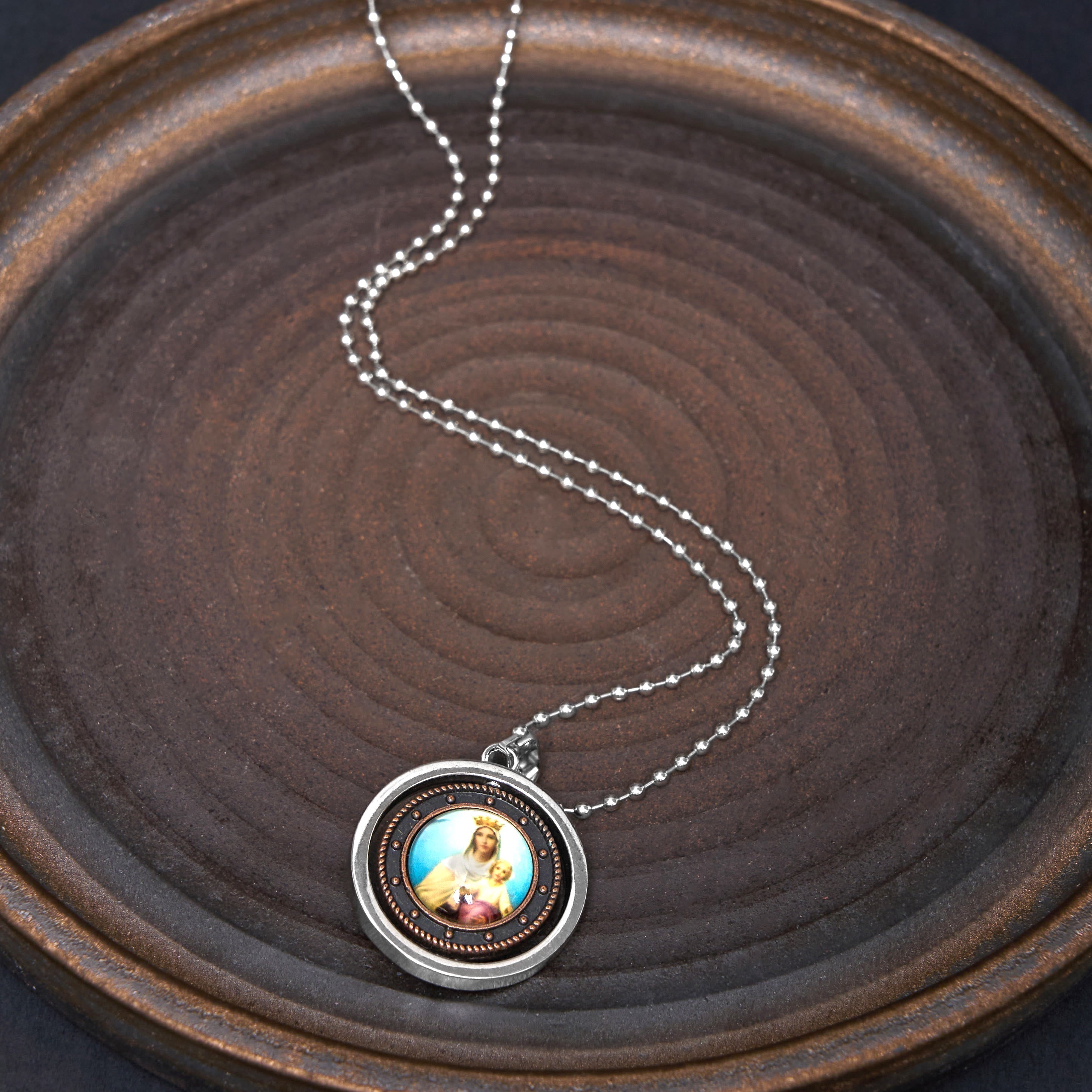 Collar con colgante giratorio con icono de Jesús, San Benito y la Virgen María, estilo retro