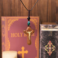 Llavero/Collar con colgante de amuleto de Cruz de Jesús minimalista de sándalo y boj
