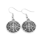 Pendientes de protección divina con emblema grabado de San Benito de estilo clásico