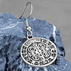 Pendientes de protección divina con emblema grabado de San Benito de estilo clásico