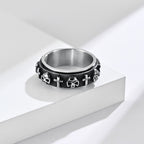 Anillo giratorio de acero titanio con cruz y calavera de estilo moderno