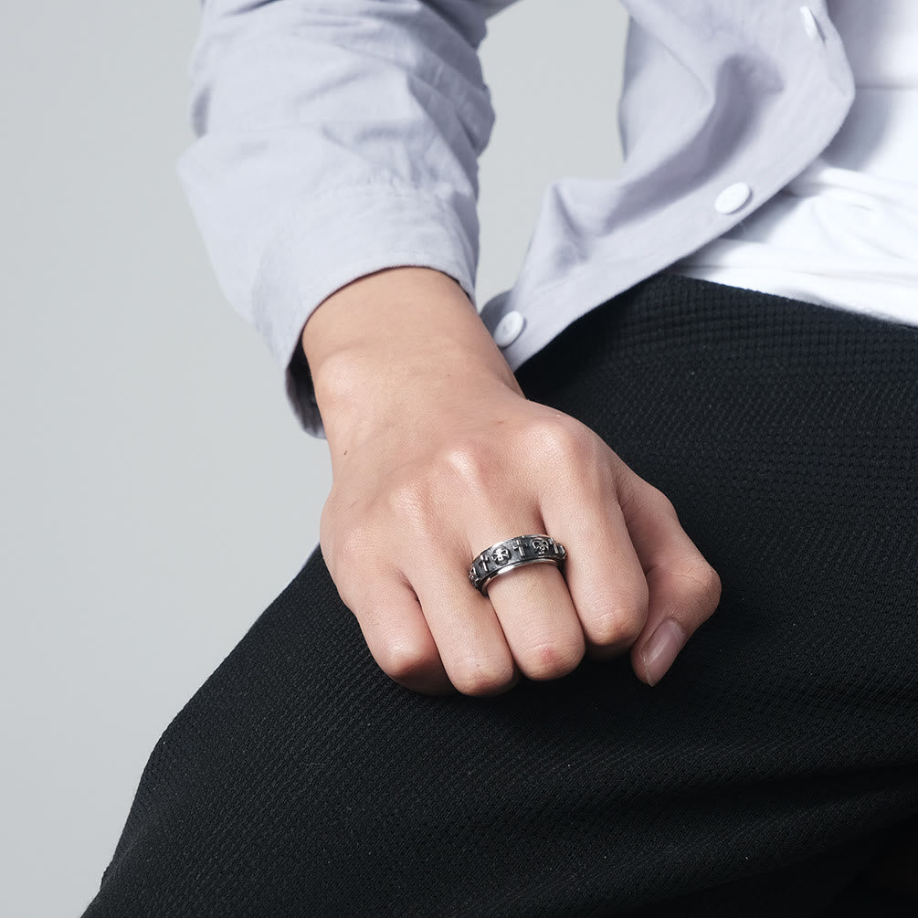Anillo giratorio de acero titanio con cruz y calavera de estilo moderno