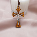 Collier pendentif croix crucifix en bois d'olivier incurvé de style classique
