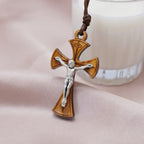 Collier pendentif croix crucifix en bois d'olivier incurvé de style classique