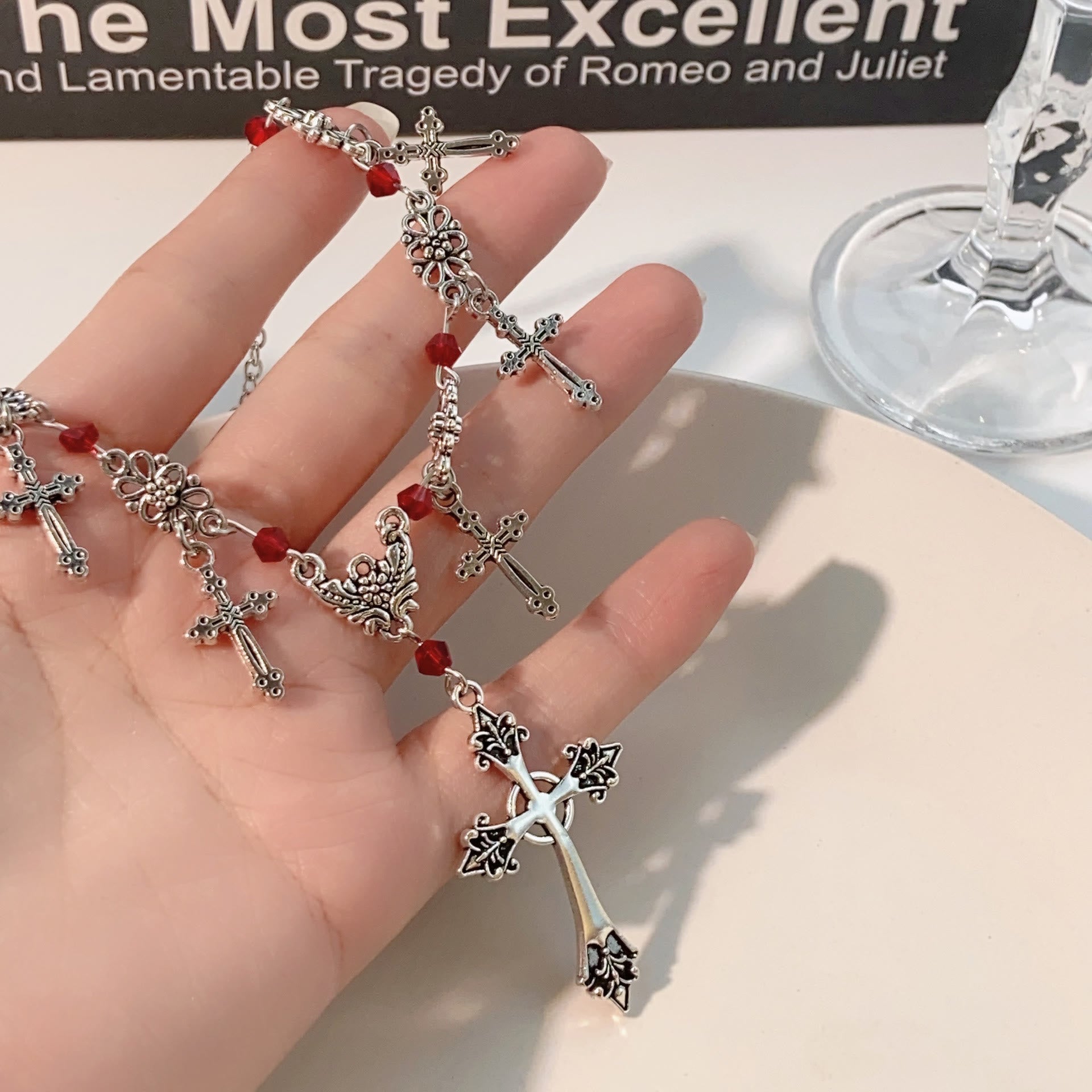 Collier perles écarlates style moderne croix foi divine