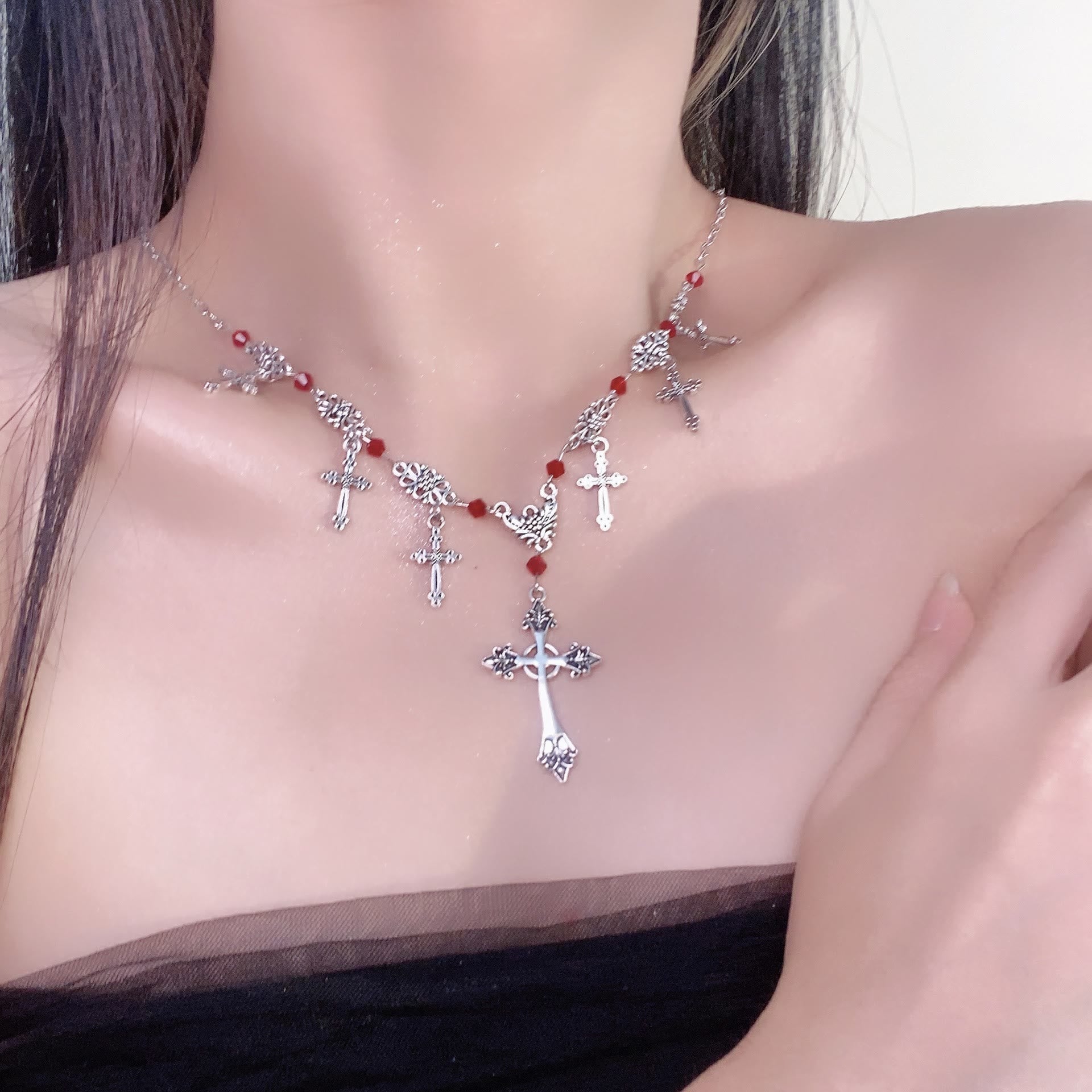 Collier perles écarlates style moderne croix foi divine