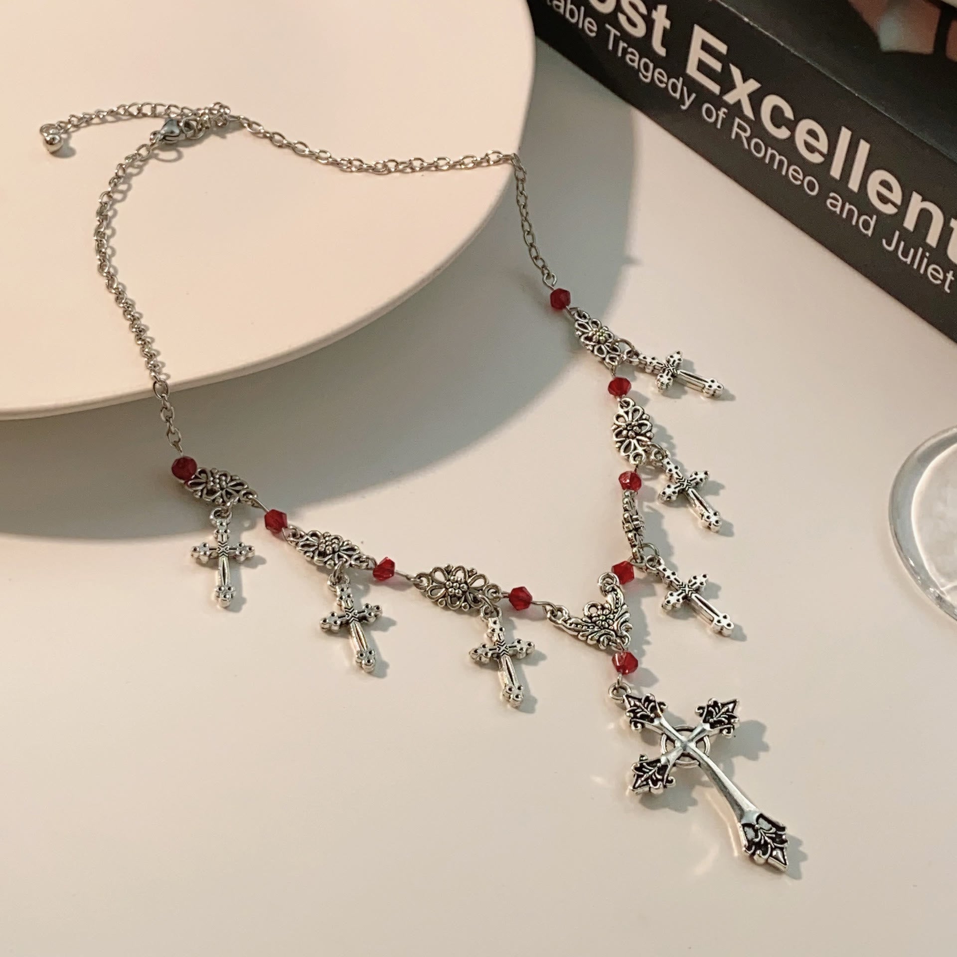 Collier perles écarlates style moderne croix foi divine