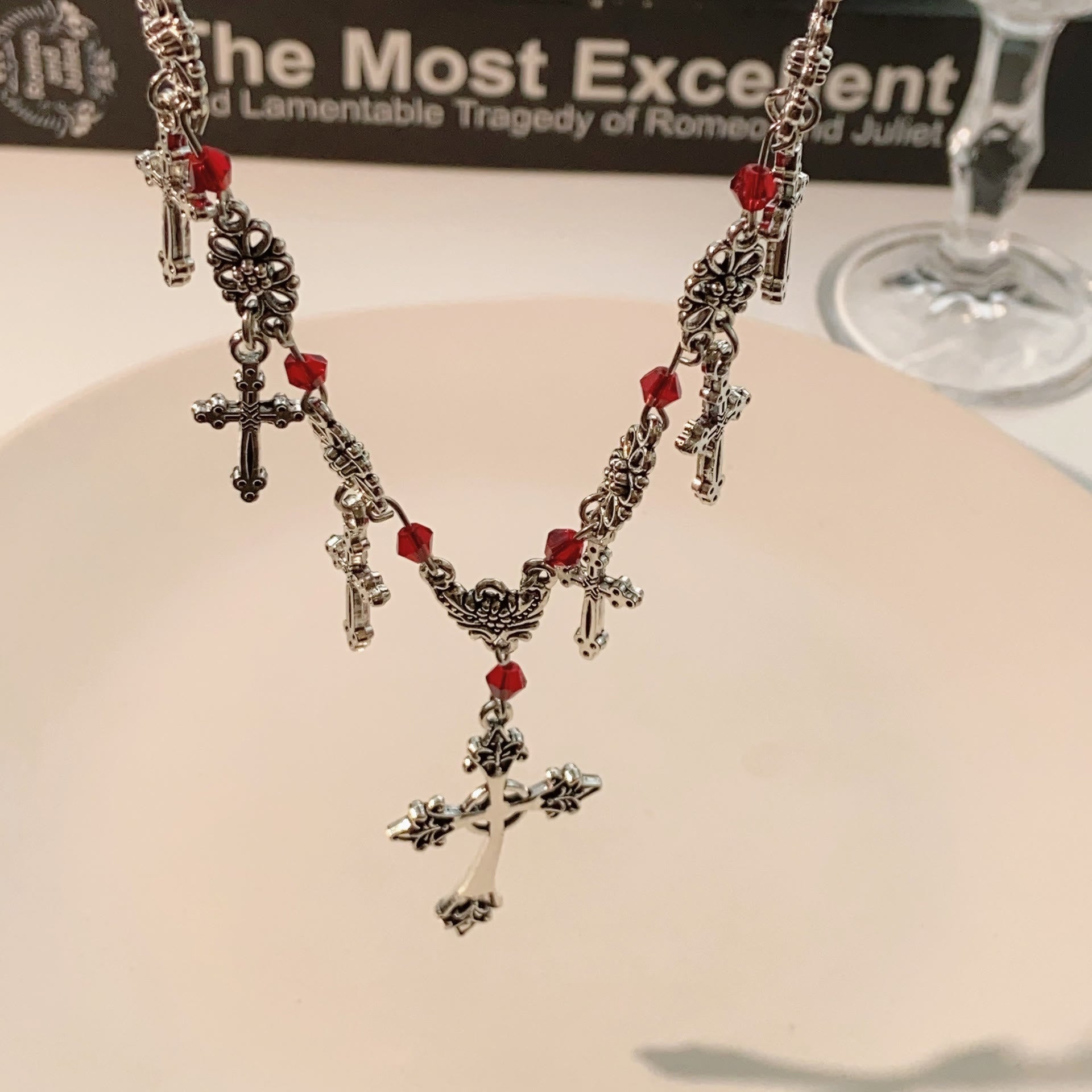 Collier perles écarlates style moderne croix foi divine