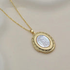 Collar con colgante de estilo clásico de Nuestra Señora de Guadalupe