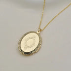 Collar con colgante de estilo clásico de Nuestra Señora de Guadalupe