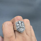 Anillo de protección sagrada con escudo de cruzadas de estilo clásico