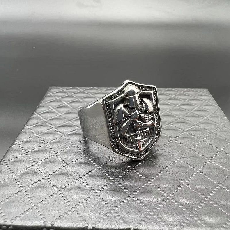 Anillo de protección sagrada con escudo de cruzadas de estilo clásico