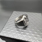 Anillo de protección sagrada con escudo de cruzadas de estilo clásico