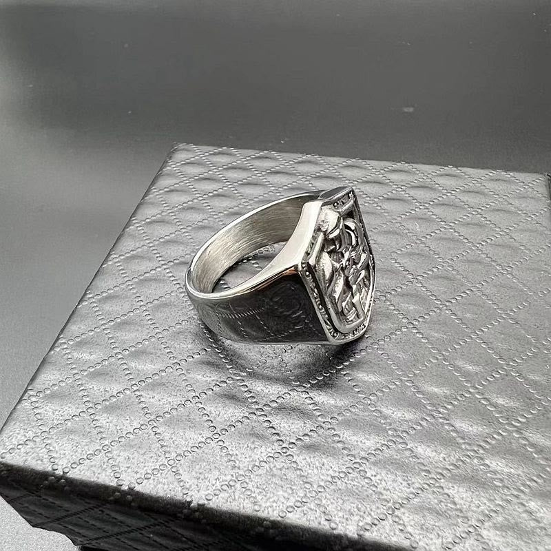 Anillo de protección sagrada con escudo de cruzadas de estilo clásico