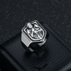Anillo de protección sagrada con escudo de cruzadas de estilo clásico