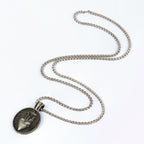 Collier pendentif avec emblème divin du Sacré-Cœur, style vintage