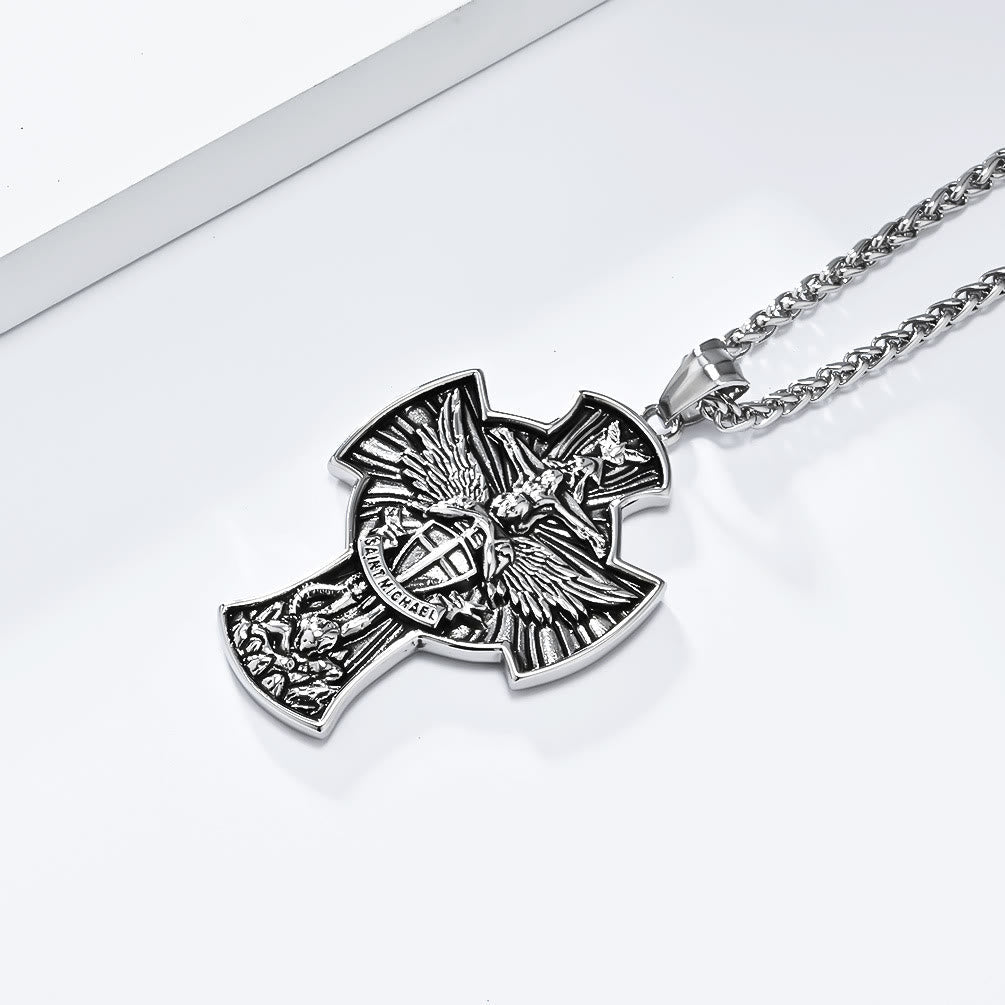Collar con colgante clásico de San Miguel Arcángel, guardián de la fe