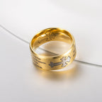 Anillo cruzado de fe y fuerza grabado estilo moderno