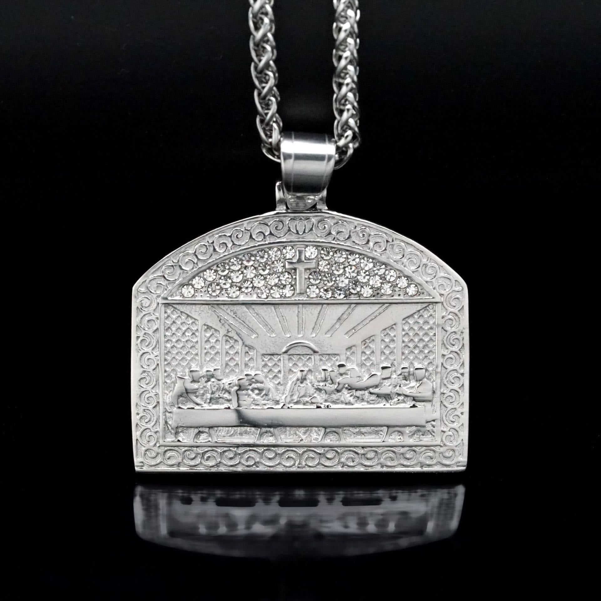 Collier avec Pendentif Figure de la Cène Divine de Style Moderne