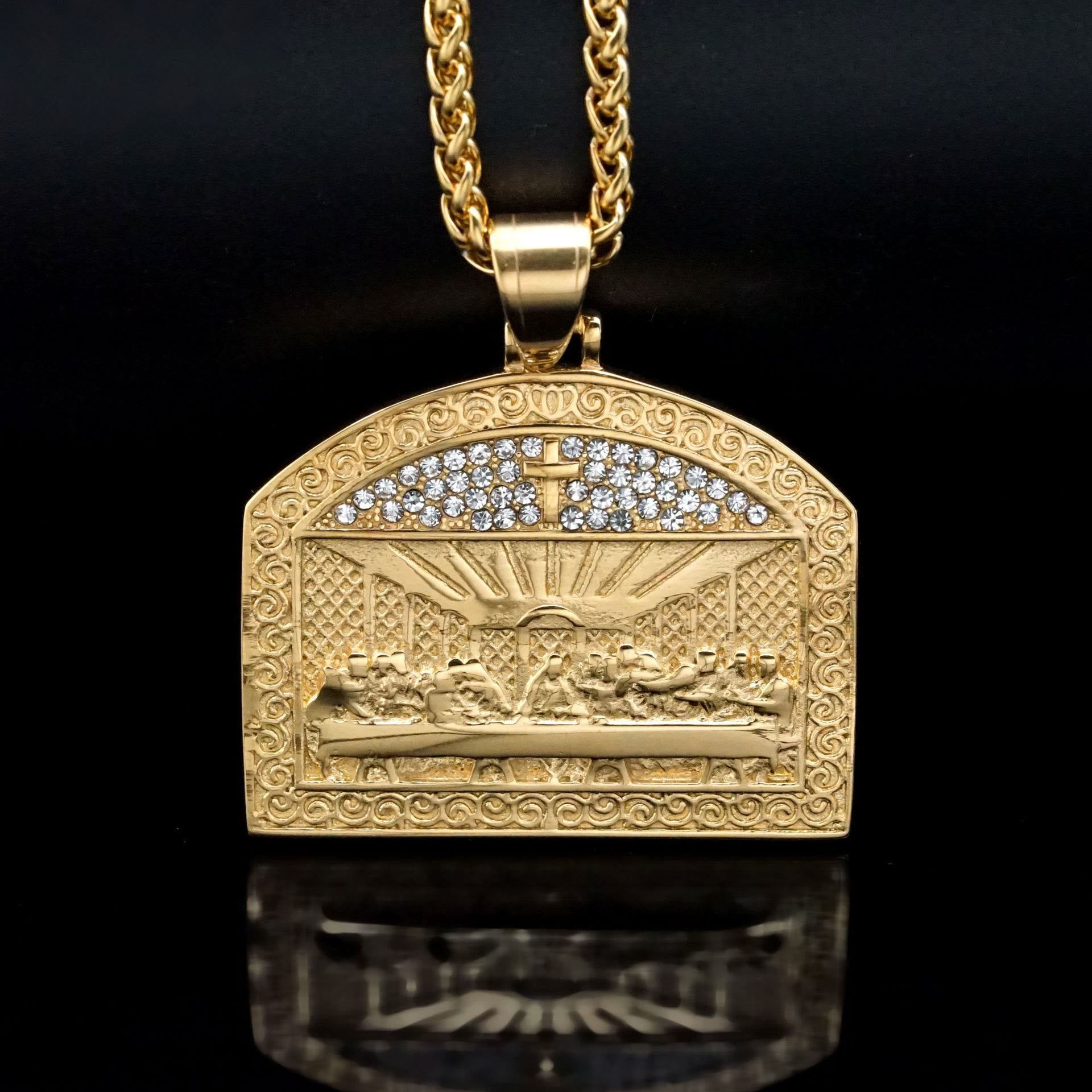Collier avec Pendentif Figure de la Cène Divine de Style Moderne
