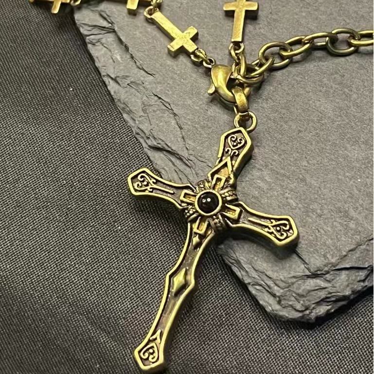Collier pendentif croix de la Salavation, style moderne