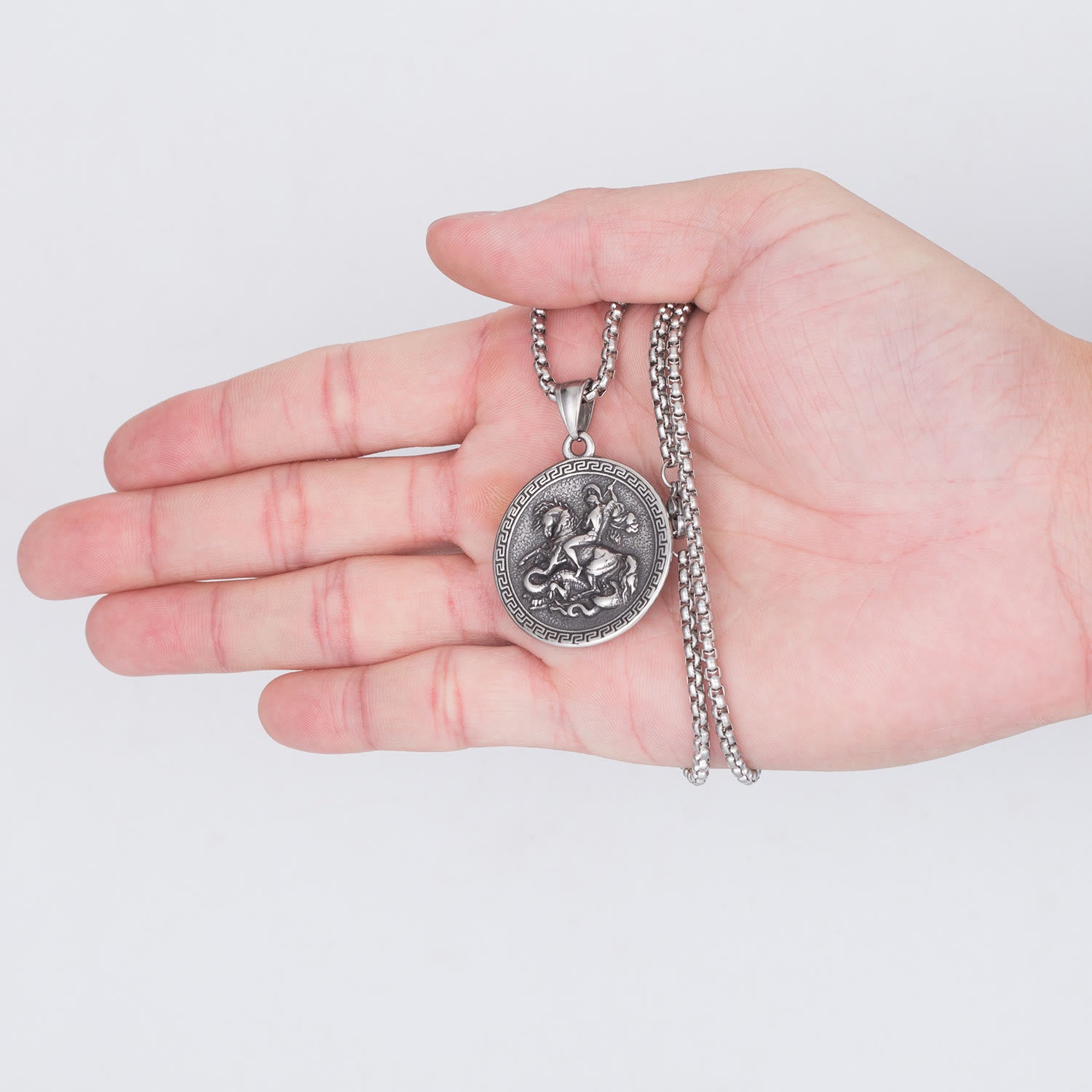 Collier pendentif Saint-Georges terrassant le dragon, style classique