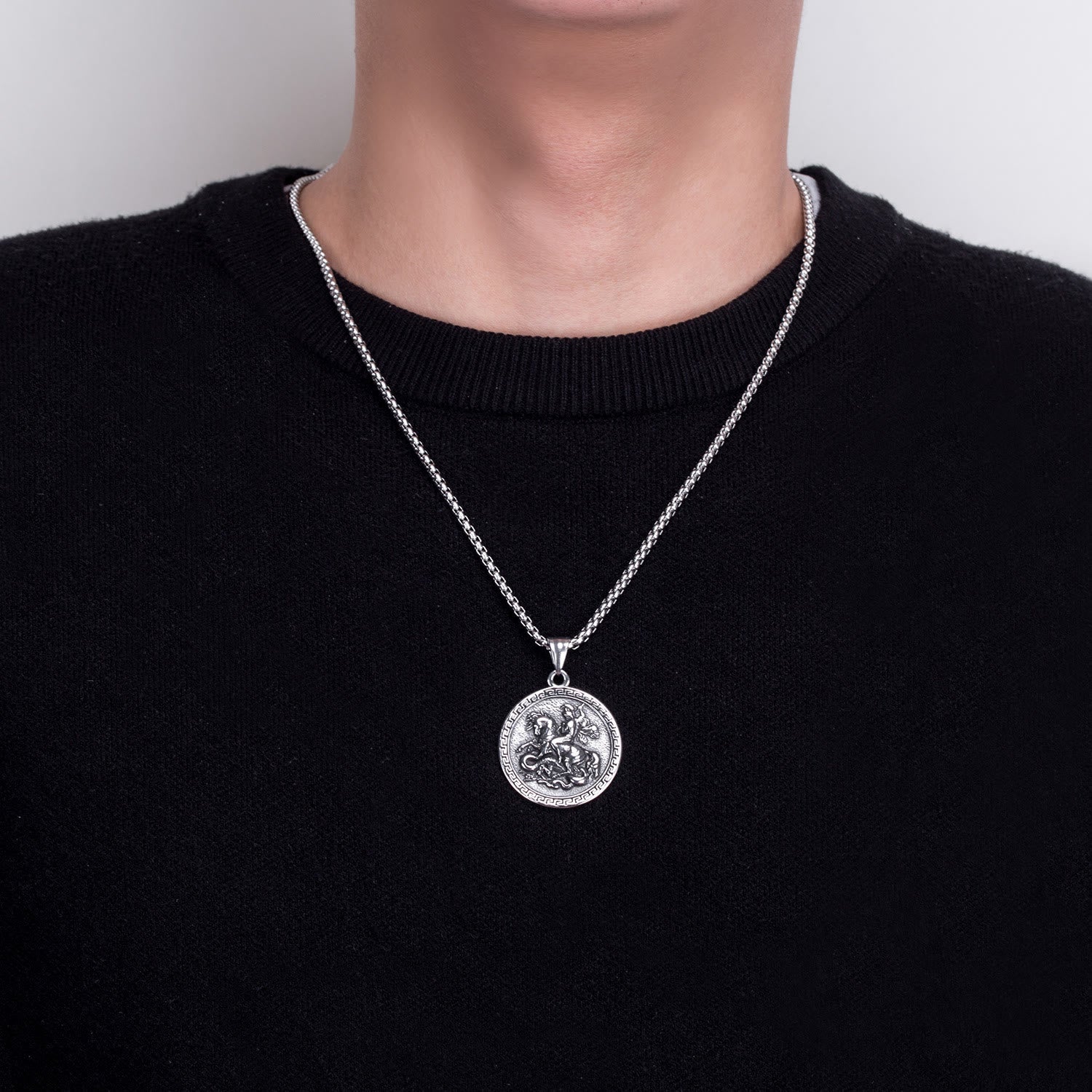 Collier pendentif Saint-Georges terrassant le dragon, style classique
