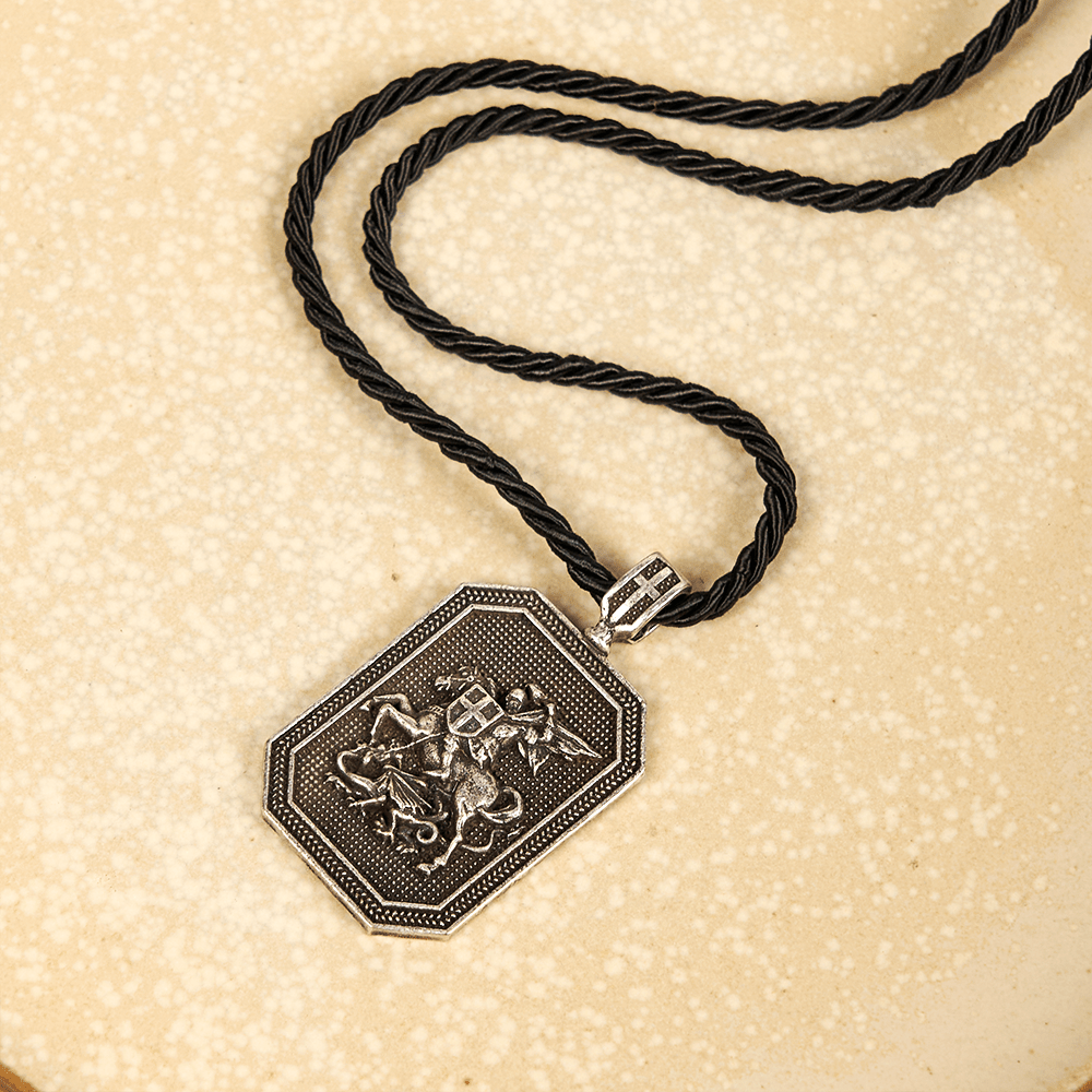 Collar con colgante de San Jorge y el Dragón estilo clásico, con oración de protección