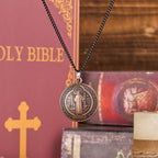 Collier Pendentif Symbole Saint Benoît Style Classique (3 couleurs)