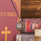 Collier Pendentif Symbole Saint Benoît Style Classique (3 couleurs)