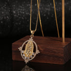 Collier pendentif Notre-Dame de Guadalupe pierres précieuses style luxe