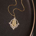 Collier pendentif Notre-Dame de Guadalupe pierres précieuses style luxe