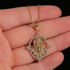 Collier pendentif Notre-Dame de Guadalupe pierres précieuses style luxe