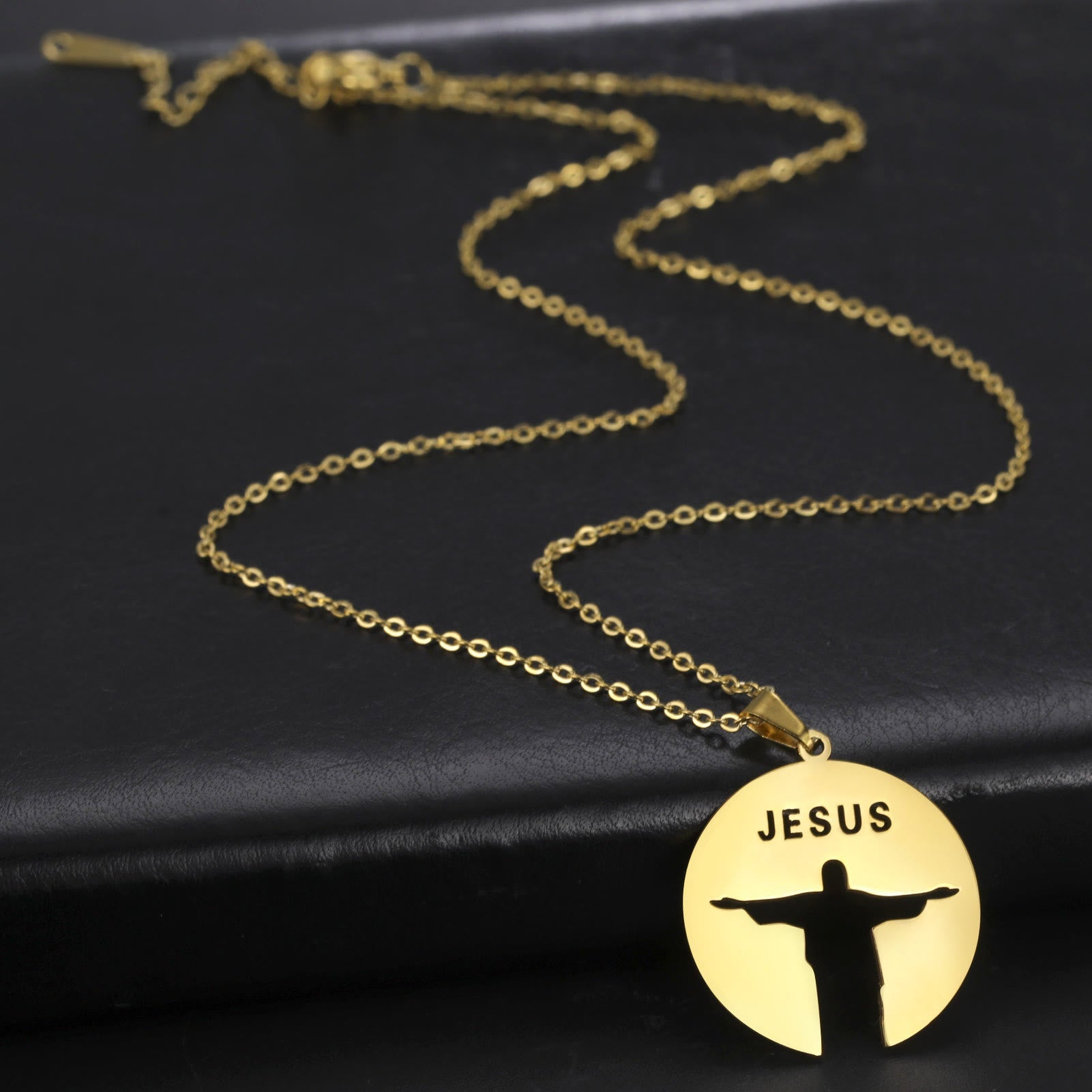 Collar con colgante redondo de Jesús