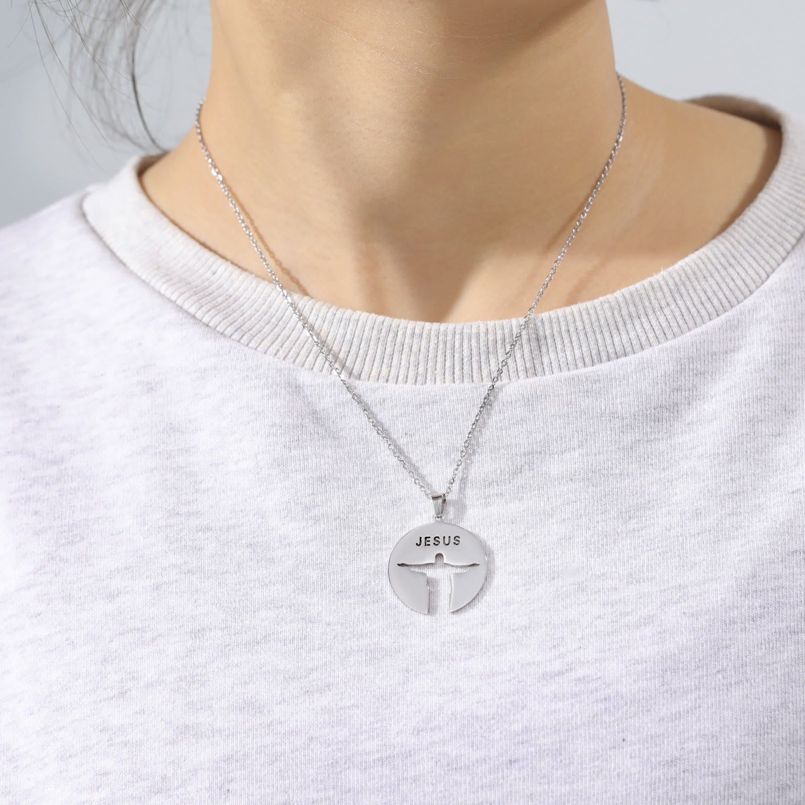 Collar con colgante redondo de Jesús