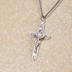 Collar con colgante de Jesús Crucificado rodeado de ángeles, estilo retro, hecho a mano