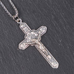 Collar con colgante de Jesús Crucificado rodeado de ángeles, estilo retro, hecho a mano