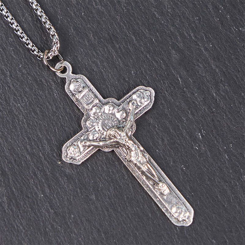 Collar con colgante de Jesús Crucificado rodeado de ángeles, estilo retro, hecho a mano