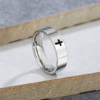 Anillo de titanio con grabado de cruz brillante estilo minimalista