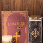 Collar con colgante de acero de titanio con cruz de Jesús y patrón de árbol de estilo retro