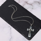 Collar con colgante de acero de titanio con cruz de Jesús y patrón de árbol de estilo retro