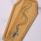 Collar con colgante de acero de titanio con cruz de Jesús y patrón de árbol de estilo retro