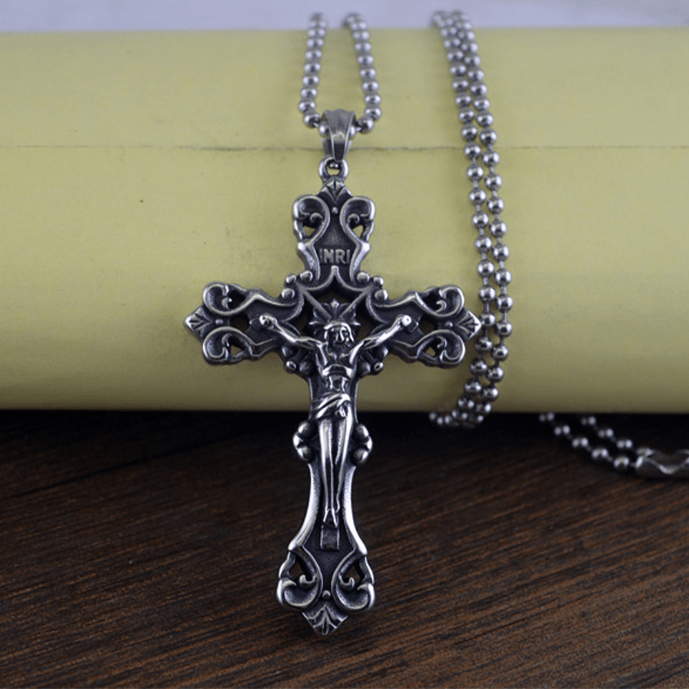 Collar de crucifijo ornamentado: un profundo símbolo de devoción y fe atemporal