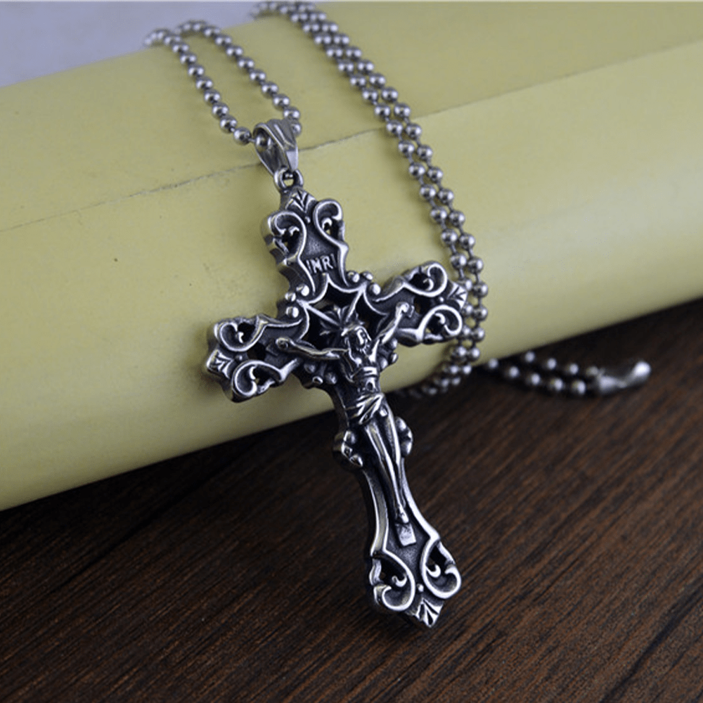 Collar de crucifijo ornamentado: un profundo símbolo de devoción y fe atemporal