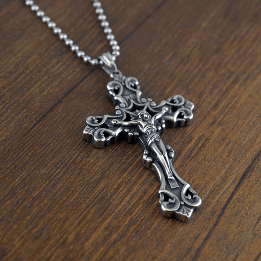 Collar de crucifijo ornamentado: un profundo símbolo de devoción y fe atemporal