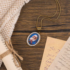 Nuestra Señora ruega por nosotros - Collar de la Santísima María en Oración: Un Símbolo Profundo de Devoción