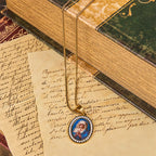 Nuestra Señora ruega por nosotros - Collar de la Santísima María en Oración: Un Símbolo Profundo de Devoción