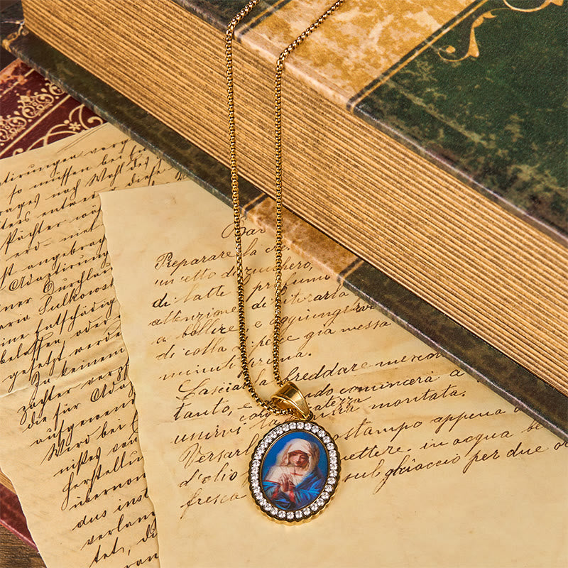 Nuestra Señora ruega por nosotros - Collar de la Santísima María en Oración: Un Símbolo Profundo de Devoción